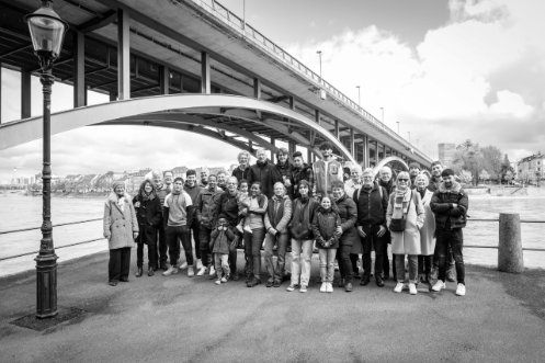 Gruppenfoto der Preisträgerinnen und Preisträger unter der Wettsteinbrücke