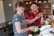 Zwei Schüler bereiten Essen vor